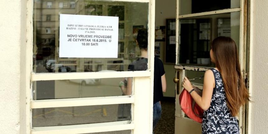 Obavijest na vratima XVI gimnazije i Klasicne gimnazije u Krizanicevoj ulici da je odgodjeno polaganje ispita drzavne mature iz hrvatskog jezika A i B razine – esej za sutra, 18. lipnja u 10 sati, a test iz hrvatskog koji je na rasporedu bio za sutra, pis Obavijest na vratima XVI gimnazije i Klasicne gimnazije u Krizanicevoj ulici da je odgodjeno polaganje ispita drzavne mature iz hrvatskog jezika A i B razine – esej za sutra, 18. lipnja u 10 sati, a test iz hrvatskog koji je na rasporedu bio za sutra, pis