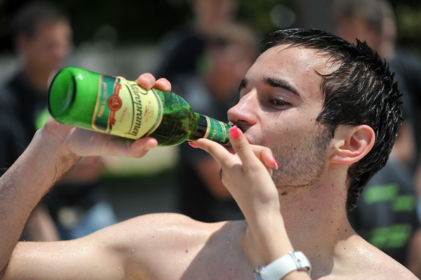 Zadar, 170513. 
Danas su se ucenici zavrsnih razreda zadarskih srednjih skola oprostili od skolskih klupa tradicionalnom Norijadom. 
Uz neizostavni alkohol, pjesmu i prosipanje brasna i jaja po centru grada, nakratko su privukli pozornost prolaznika na se