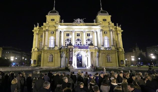 U sklopu manifestacije Advent u Zagrebu, na balkonu Hrvatskog narodnog kazalista odrzan je Koncert klasicne glazbe sesterocanog limenopuhackog sastava Ad gloriam brass koji sacinjavaju glazbenici orkestra opere HNK Zagreb i Zagrebacke filharmonije. Photo: