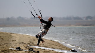 Nin, 150111.
Clanovi Kiteboarding kluba Spinaker iz Zadra na ninskoj plazi Zdrijac.
Foto: Jure Miskovic / CROPIX