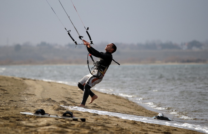Nin, 150111.
Clanovi Kiteboarding kluba Spinaker iz Zadra na ninskoj plazi Zdrijac.
Foto: Jure Miskovic / CROPIX