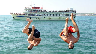 Zadar, 210710.
Mjestani zadarskog predjela Puntamika prosvjedovali su na molu svoje plaze trazeci od vlasnika broda Leut gospodina Toncija Jureska da vise ne iskrcava turiste na njihovom molu jer tako dovodi u opasnost kupace i ostecuje mol. U trenutku ka