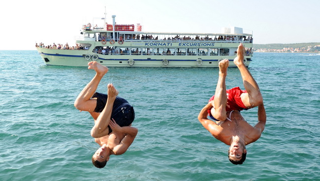 Zadar, 210710.
Mjestani zadarskog predjela Puntamika prosvjedovali su na molu svoje plaze trazeci od vlasnika broda Leut gospodina Toncija Jureska da vise ne iskrcava turiste na njihovom molu jer tako dovodi u opasnost kupace i ostecuje mol. U trenutku ka