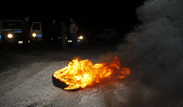 Pakostane, 160411.
U noci sa petka na subotu policija i vatrogasci imali su preko 20 intervencija na cestama izmedju Zadra i Pakostana. Palile su se gume te rusila stabla i granje po cestama. 
Na slici: zapaljena guma.
Foto: Jure Miskovic / CROPIX