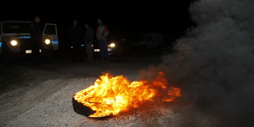 Pakostane, 160411.
U noci sa petka na subotu policija i vatrogasci imali su preko 20 intervencija na cestama izmedju Zadra i Pakostana. Palile su se gume te rusila stabla i granje po cestama.
Na slici: zapaljena guma.
Foto: Jure Miskovic / CROPIX Pakostane, 160411.
U noci sa petka na subotu policija i vatrogasci imali su preko 20 intervencija na cestama izmedju Zadra i Pakostana. Palile su se gume te rusila stabla i granje po cestama.
Na slici: zapaljena guma.
Foto: Jure Miskovic / CROPIX