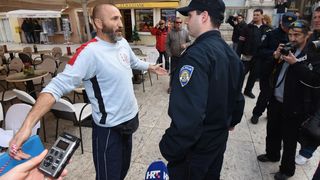 Policija spriječila Davora Dujića da zapali sebe i automobil na glavnom trgu Policija spriječila Davora Dujića da zapali sebe i automobil na glavnom trgu
