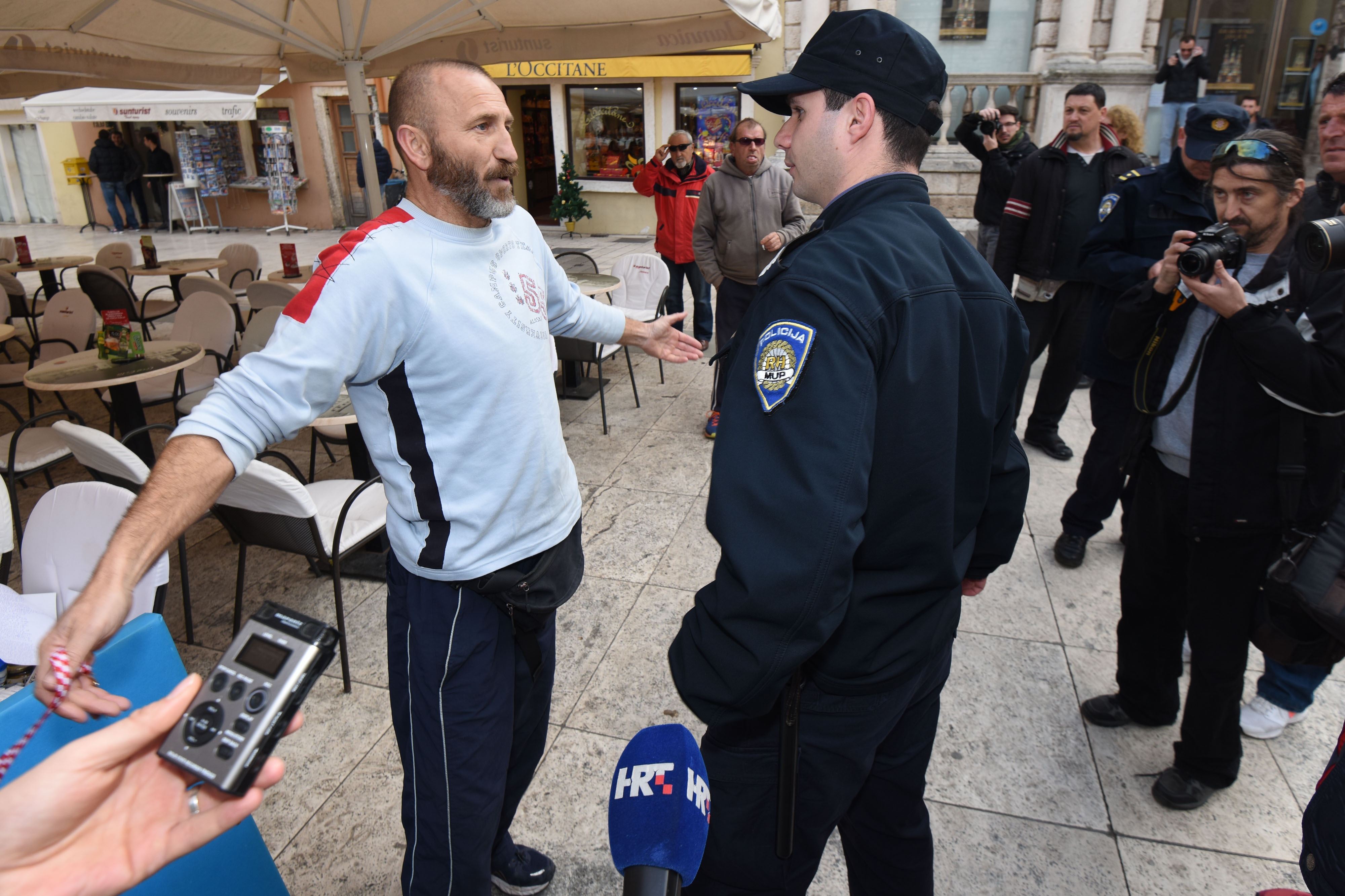 Policija spriječila Davora Dujića da zapali sebe i automobil na glavnom trgu Policija spriječila Davora Dujića da zapali sebe i automobil na glavnom trgu