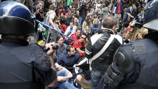 Zagreb, 170510.
Jutros su radnici HOTO grupe ogradili dio Varsavske ulice. Pocetak radova na prilazu buducoj garazi pratili su prosvjedi Zelene akcije a novi su najavljeni za utorak u 18 sati. Ogradjeno gradiliste budno su cuvali zastitari.
Foto: Bruno Ko Zagreb, 170510.
Jutros su radnici HOTO grupe ogradili dio Varsavske ulice. Pocetak radova na prilazu buducoj garazi pratili su prosvjedi Zelene akcije a novi su najavljeni za utorak u 18 sati. Ogradjeno gradiliste budno su cuvali zastitari.
Foto: Bruno Ko