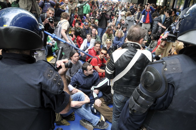 Zagreb, 170510.
Jutros su radnici HOTO grupe ogradili dio Varsavske ulice. Pocetak radova na prilazu buducoj garazi pratili su prosvjedi Zelene akcije a novi su najavljeni za utorak u 18 sati. Ogradjeno gradiliste budno su cuvali zastitari.
Foto: Bruno Ko Zagreb, 170510.
Jutros su radnici HOTO grupe ogradili dio Varsavske ulice. Pocetak radova na prilazu buducoj garazi pratili su prosvjedi Zelene akcije a novi su najavljeni za utorak u 18 sati. Ogradjeno gradiliste budno su cuvali zastitari.
Foto: Bruno Ko