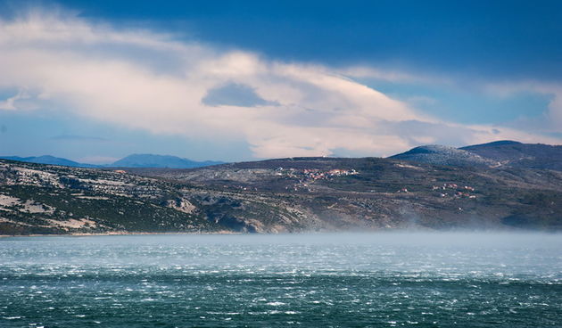 Posedarje, Zadar, 091212.
Nakon sto je jucerasnji dan obiljezio snijeg, sinoc i danas je na Jadranu zapuhala olujna, ponegdje i orkanska bura sa udarima i preko 200km/h. 
Na fotografiji: udari bure u novigradskom moru.
Foto: Luka Gerlanc / CROPIX