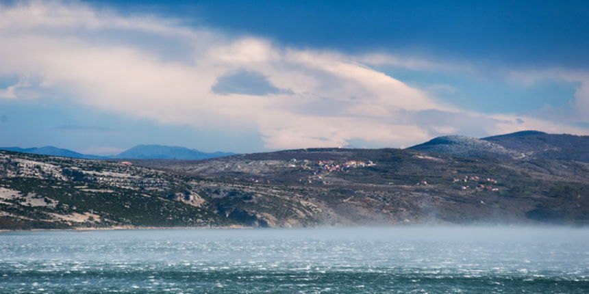 Posedarje, Zadar, 091212.
Nakon sto je jucerasnji dan obiljezio snijeg, sinoc i danas je na Jadranu zapuhala olujna, ponegdje i orkanska bura sa udarima i preko 200km/h.
Na fotografiji: udari bure u novigradskom moru.
Foto: Luka Gerlanc / CROPIX Posedarje, Zadar, 091212.
Nakon sto je jucerasnji dan obiljezio snijeg, sinoc i danas je na Jadranu zapuhala olujna, ponegdje i orkanska bura sa udarima i preko 200km/h.
Na fotografiji: udari bure u novigradskom moru.
Foto: Luka Gerlanc / CROPIX
