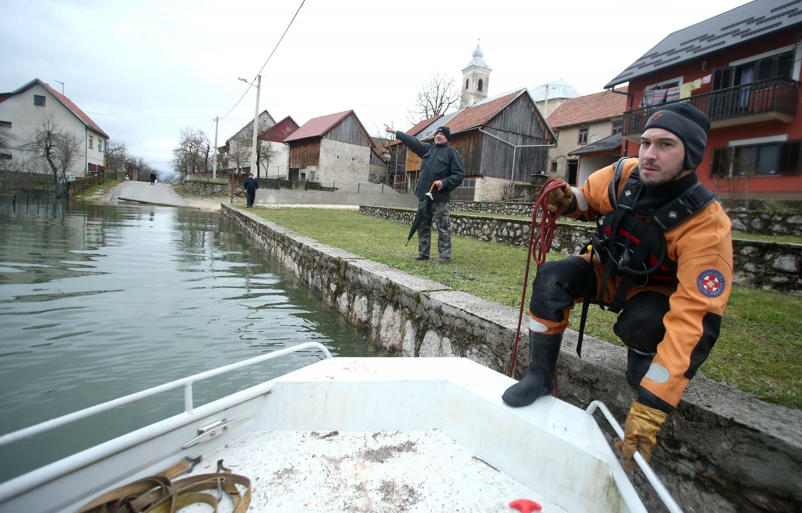 Na području Kosinja proglašeno izvanredno stanje obrane od poplava Na području Kosinja proglašeno izvanredno stanje obrane od poplava
