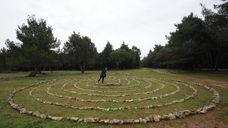 Musapstan, Zadar, 211212
Uoci najavljenog smaka svijeta, u petak 21. prosinca, u sumici u Muspastanu pokraj Zadra pojavilo se devet misterioznih labirinata od kamena. Iako je grupica Zadrana koja ih je izgradila tamo trebala cekati drevno prorocanstvo May