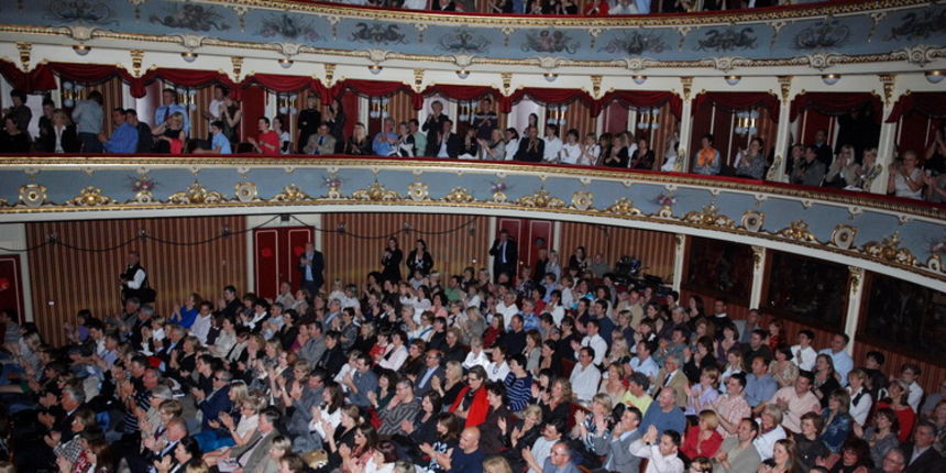 Split, 020511.
21. Marulicevi dani, HNK Split.
Komedija “Cudo u poskokovoj dragi” autora Ante Tomica je posljednja predstava u okviru festivala Marulicevi dani i ne pamti se kad je odusevljena publika ovacijama i aplauzom od 15 minuta pozdravila glumce n Split, 020511.
21. Marulicevi dani, HNK Split.
Komedija “Cudo u poskokovoj dragi” autora Ante Tomica je posljednja predstava u okviru festivala Marulicevi dani i ne pamti se kad je odusevljena publika ovacijama i aplauzom od 15 minuta pozdravila glumce n