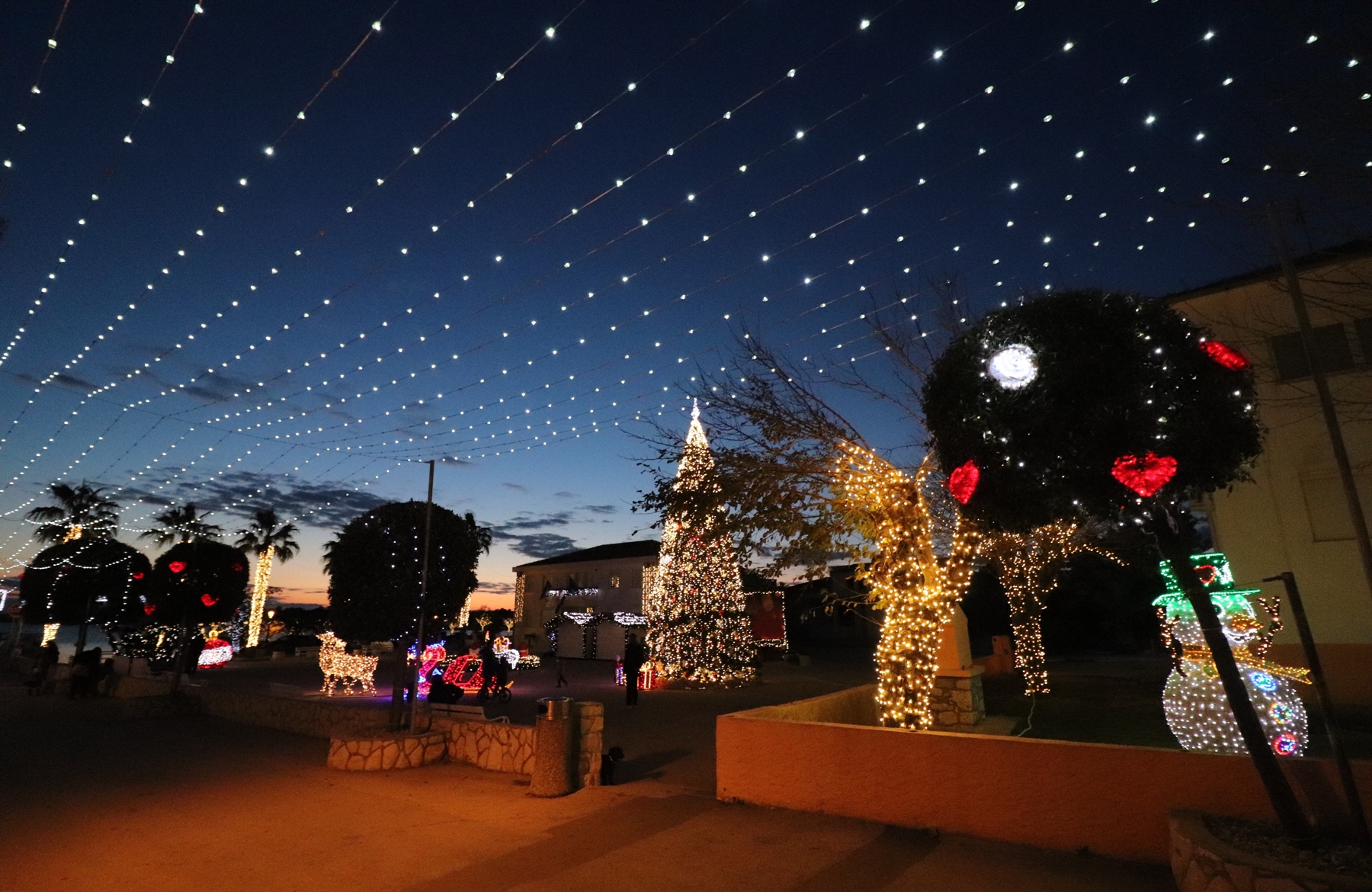 Božićna svjetla i adventski ugođaj na Viru