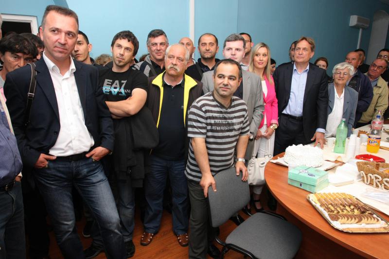 Nakon objave prvih izbornih rezultata nastalo je slavlje u stožeru HDZ-a i kolacijskih partnera. Slavila se pobjeda Božidara Kalmete, novog gradonačelnika Zadra, te pobjeda Stipe Zrilića, novog/satog župana Zadarske županije. Photo: Dino Stanin/PIXSELL Nakon objave prvih izbornih rezultata nastalo je slavlje u stožeru HDZ-a i kolacijskih partnera. Slavila se pobjeda Božidara Kalmete, novog gradonačelnika Zadra, te pobjeda Stipe Zrilića, novog/satog župana Zadarske županije. Photo: Dino Stanin/PIXSELL