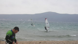Druzenje uz surf i kite na plazi Makarska u Sukosanu Druzenje uz surf i kite na plazi Makarska u Sukosanu