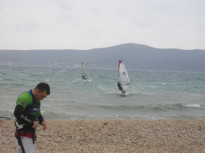 Druzenje uz surf i kite na plazi Makarska u Sukosanu Druzenje uz surf i kite na plazi Makarska u Sukosanu
