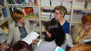 Anita Šupe predstavila knjigu “Istine i laži o hrani” u prepunoj biogradskoj Gradskoj knjižnici. Foto: Gordana Šarić Anita Šupe predstavila knjigu “Istine i laži o hrani” u prepunoj biogradskoj Gradskoj knjižnici. Foto: Gordana Šarić