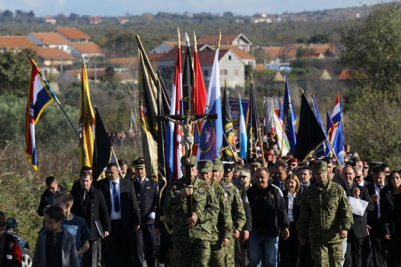 Kolonom sjećanja i polaganjem vijenaca obilježena 23. obljetnica stradanja Škabrnje, Foto: Filip Brala/PIXSELL Kolonom sjećanja i polaganjem vijenaca obilježena 23. obljetnica stradanja Škabrnje, Foto: Filip Brala/PIXSELL