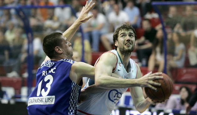 Zagreb, 050610.
KC Drazen Petrovic.
Trg Drazena Petrovica 3.
3. kosarkaska utakmica finala doigravanja izmedju Cibone i Zadra.
Na slici: Luksa Andric u akciji.
Foto: Goran Mehkek / CROPIX