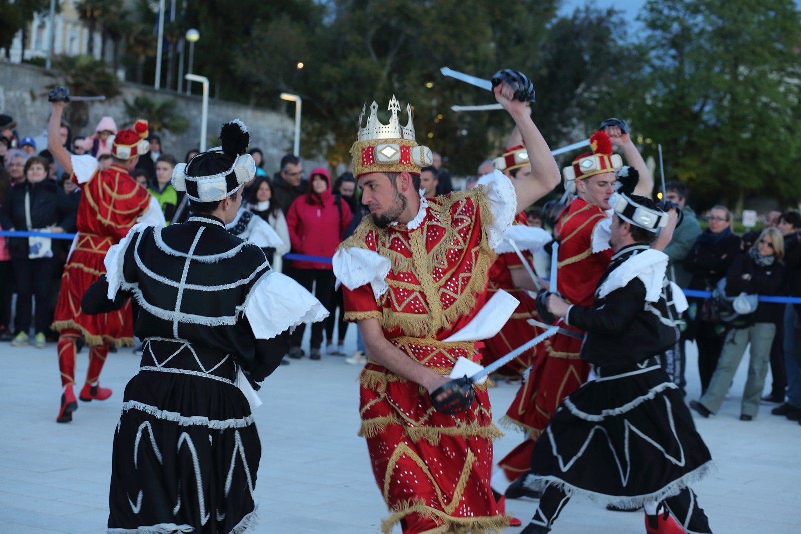 HGD Sv. Cecilija izvelo korčulanski viteški ples “Moreška” na Pozdravu suncu