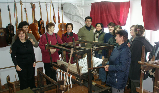 Polaznici tecaja tkanja u Gospicu