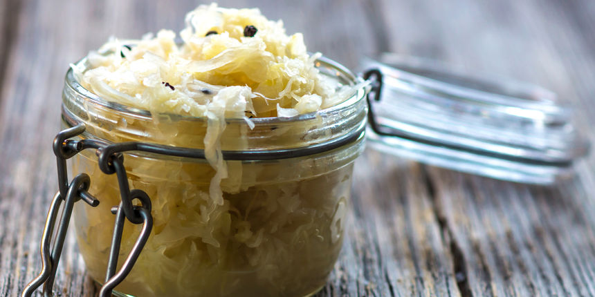 Kiseli kupus – pored svojih probiotičkih svojstava, kiseli kupus bogat je vlaknima, kao i vitaminima C, B i K. Također je pun natrija i sadrži željezo i mangan. Sadrži i antioksidante lutein i zeaksantin, koji su važni za zdravlje očiju Kiseli kupus – pored svojih probiotičkih svojstava, kiseli kupus bogat je vlaknima, kao i vitaminima C, B i K. Također je pun natrija i sadrži željezo i mangan. Sadrži i antioksidante lutein i zeaksantin, koji su važni za zdravlje očiju