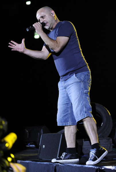 Split, 021009.
Spaladium Arena.
Koncert “Adio lito” na kojem nastupaju Hladno pivo, Fon Biskich, Damir Urban, Marijan Ban i Psihomodo Pop.
Na fotografiji: Mile Kekin i Hladno pivo.
Foto: Josko Ponos / CROPIX Split, 021009.
Spaladium Arena.
Koncert “Adio lito” na kojem nastupaju Hladno pivo, Fon Biskich, Damir Urban, Marijan Ban i Psihomodo Pop.
Na fotografiji: Mile Kekin i Hladno pivo.
Foto: Josko Ponos / CROPIX