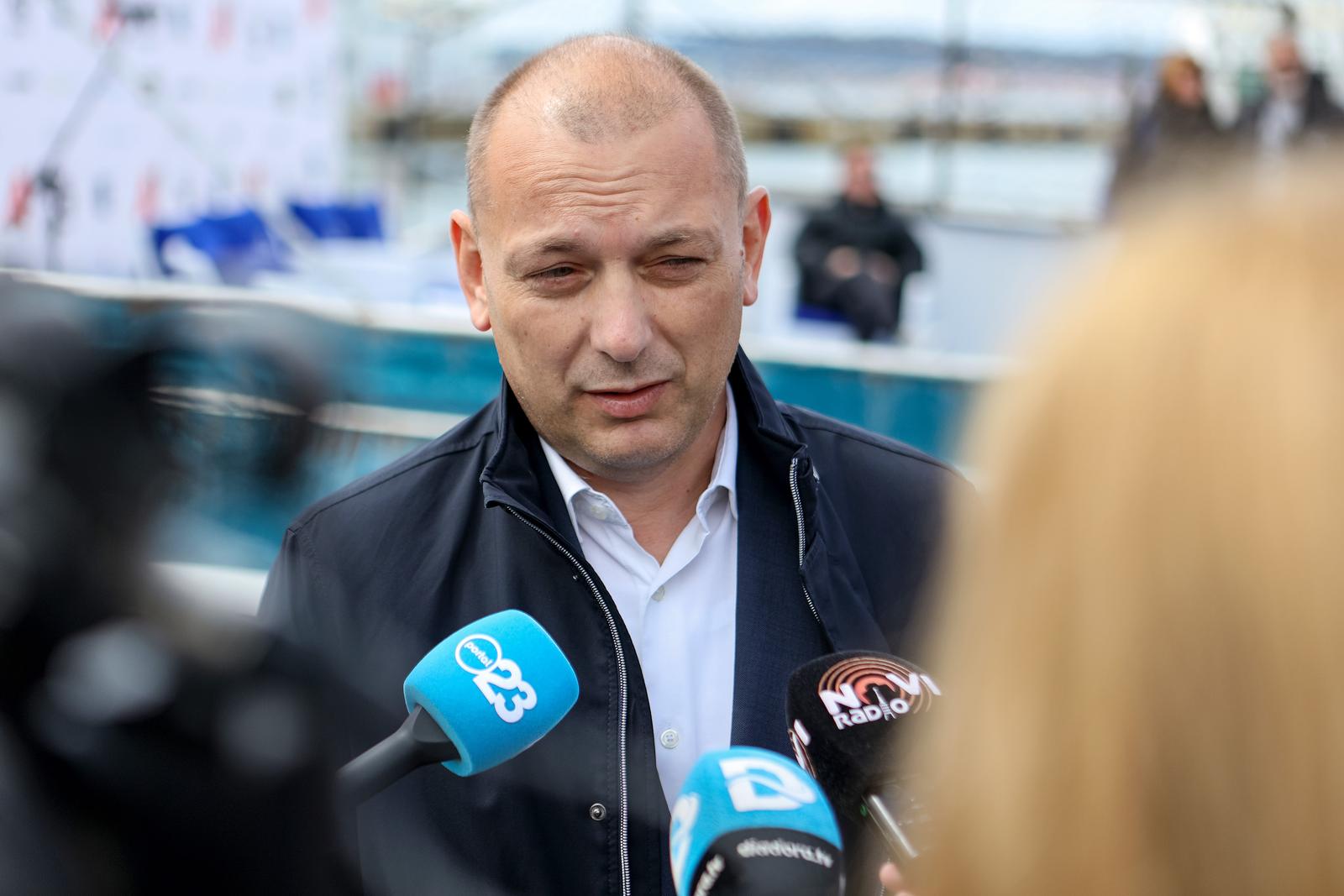 Ekološka manifestacija “Uz more, za more: zelena misija za održivu budućnost Hrvatske” održala se danas na plivarici Škoda koja je jutros u 11 sati isplovila iz zadarske luke Gaženica prema Ugljanu gdje će se provela akcija izvlačenja odbačenih ribarskih Ekološka manifestacija “Uz more, za more: zelena misija za održivu budućnost Hrvatske” održala se danas na plivarici Škoda koja je jutros u 11 sati isplovila iz zadarske luke Gaženica prema Ugljanu gdje će se provela akcija izvlačenja odbačenih ribarskih