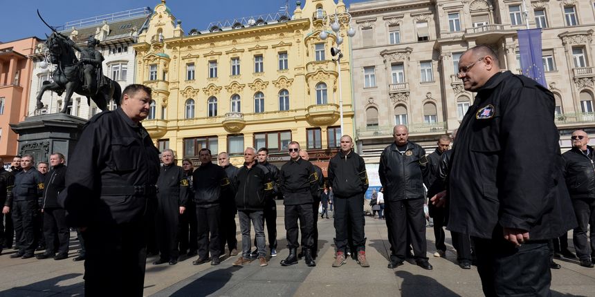 Pristaše A-HSP prisegnuli na vjernost domovini i Trumpu Pristaše A-HSP prisegnuli na vjernost domovini i Trumpu