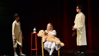 Kazališna udruga “Igrajmo se” u HNK Zadar premijerno je izvela predstavu Petar Pan