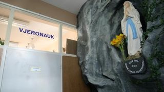 Zadar – U Osnovnoj skoli Sime Budinica, ravnatelj Ivan Cular postavio je lik gospe u stijeni. Photo: Dino Stanin/PIXSELL