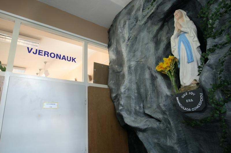 Zadar – U Osnovnoj skoli Sime Budinica, ravnatelj Ivan Cular postavio je lik gospe u stijeni. Photo: Dino Stanin/PIXSELL