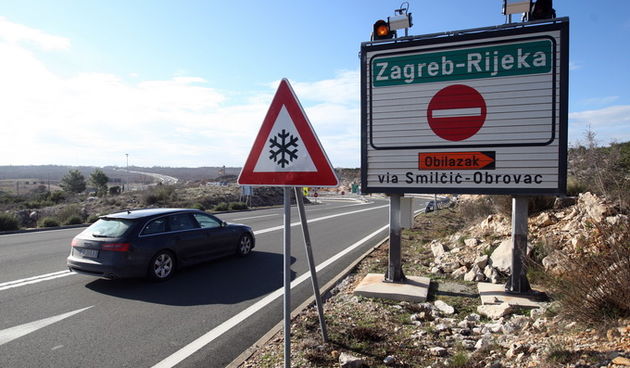 Zbog olujnog vjetra za sav promet zatvorene su: autocesta A1 izmedju cvorova Sveti Rok i Posedarje, drzavna cesta D54 Maslenica – Zaton Obrovacki, Jadranska magistrala (D8) od Senja do Svete Marije Magdalene i Paski most.