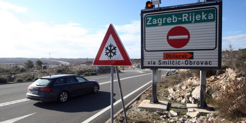 Zbog olujnog vjetra za sav promet zatvorene su: autocesta A1 izmedju cvorova Sveti Rok i Posedarje, drzavna cesta D54 Maslenica – Zaton Obrovacki, Jadranska magistrala (D8) od Senja do Svete Marije Magdalene i Paski most.