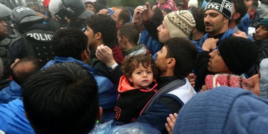 Slovenska policija zaustavila je nocas vlak sa izbjeglicama na granicnom prijelazu Trnovec kod Cakovca. Iako je vlak bio najavljen. Slovenija je podigla ogradu i ne pusta izbjeglice u Sloveniju. Oko 500 izbjeglica Slovenci su oko 16:00 sati ukrcali u auto Slovenska policija zaustavila je nocas vlak sa izbjeglicama na granicnom prijelazu Trnovec kod Cakovca. Iako je vlak bio najavljen. Slovenija je podigla ogradu i ne pusta izbjeglice u Sloveniju. Oko 500 izbjeglica Slovenci su oko 16:00 sati ukrcali u auto