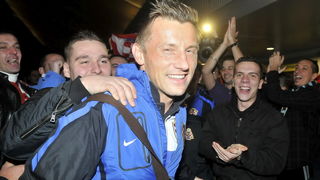 Zagreb, 121111.
Povratak hrvatske nogometne reprezentacije u Zracnu luku Pleso nakon kvalifikacijske utakmice za Europsko prvenstvo u kojoj su pobijedili Tursku za 3: 0. Docekalo ih je oko stotinjak vjernih navijaca.
Na slici: Ivica Olic.
Foto: Bruno Kon Zagreb, 121111.
Povratak hrvatske nogometne reprezentacije u Zracnu luku Pleso nakon kvalifikacijske utakmice za Europsko prvenstvo u kojoj su pobijedili Tursku za 3: 0. Docekalo ih je oko stotinjak vjernih navijaca.
Na slici: Ivica Olic.
Foto: Bruno Kon