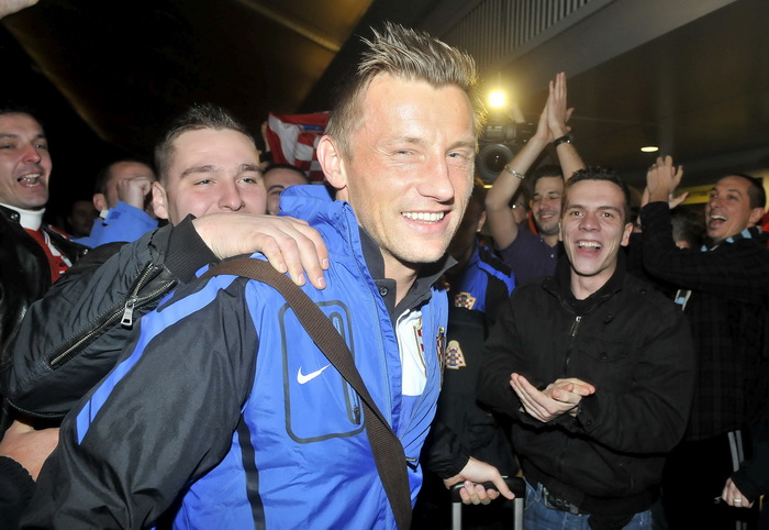 Zagreb, 121111.
Povratak hrvatske nogometne reprezentacije u Zracnu luku Pleso nakon kvalifikacijske utakmice za Europsko prvenstvo u kojoj su pobijedili Tursku za 3: 0. Docekalo ih je oko stotinjak vjernih navijaca.
Na slici: Ivica Olic.
Foto: Bruno Kon Zagreb, 121111.
Povratak hrvatske nogometne reprezentacije u Zracnu luku Pleso nakon kvalifikacijske utakmice za Europsko prvenstvo u kojoj su pobijedili Tursku za 3: 0. Docekalo ih je oko stotinjak vjernih navijaca.
Na slici: Ivica Olic.
Foto: Bruno Kon