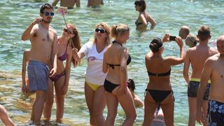 Paklene vrucine i visoke temperature natjerali su domace i strane goste da osvjzenje potraze u NP Krka. Photo: Hrvoje Jelavic/PIXSELL