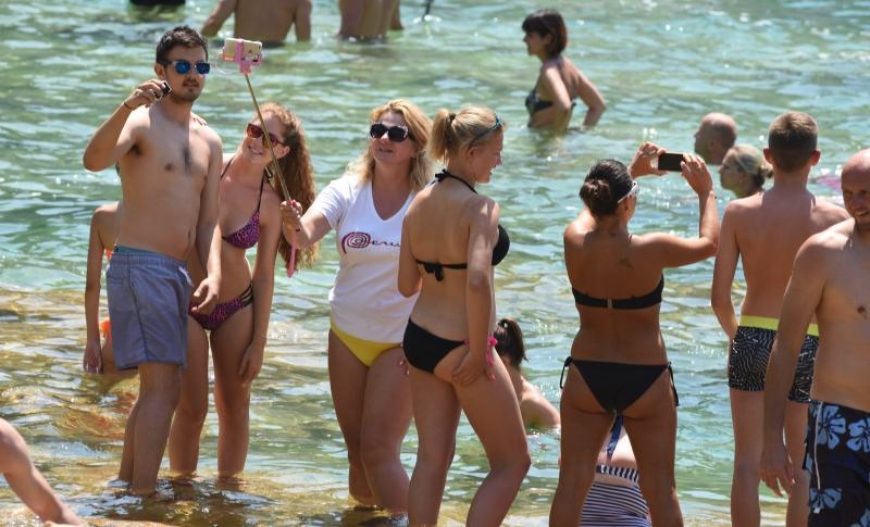 Paklene vrucine i visoke temperature natjerali su domace i strane goste da osvjzenje potraze u NP Krka. Photo: Hrvoje Jelavic/PIXSELL