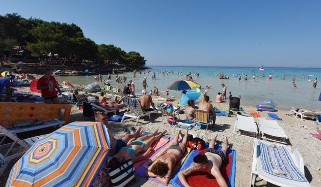 Toplinski udar napunio vodicke plaze gdje su brojni gosti osvjezenje potrazili u moru, ili na plazi.