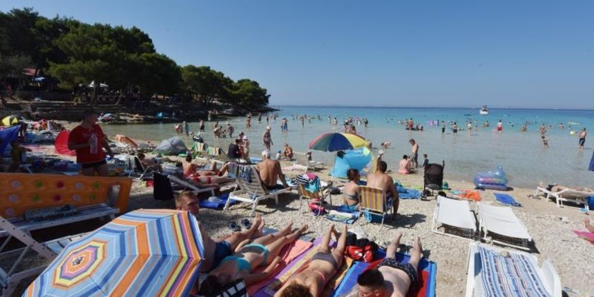 Toplinski udar napunio vodicke plaze gdje su brojni gosti osvjezenje potrazili u moru, ili na plazi. Toplinski udar napunio vodicke plaze gdje su brojni gosti osvjezenje potrazili u moru, ili na plazi.