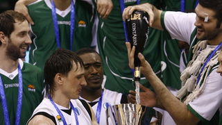 Treviso, 170411.
Kosarkaska dvorana Palaverde
Utakmica Final four Eurocup-a u kosarci za prvo mjesto izmedju KK Cajasol Sevilla i KK Unics Kazan
Na fotografiji: pobjednici Eurocupa – momcad Unics Kazana.
Foto: Vladimir Dugandzic / CROPIX Treviso, 170411.
Kosarkaska dvorana Palaverde
Utakmica Final four Eurocup-a u kosarci za prvo mjesto izmedju KK Cajasol Sevilla i KK Unics Kazan
Na fotografiji: pobjednici Eurocupa – momcad Unics Kazana.
Foto: Vladimir Dugandzic / CROPIX