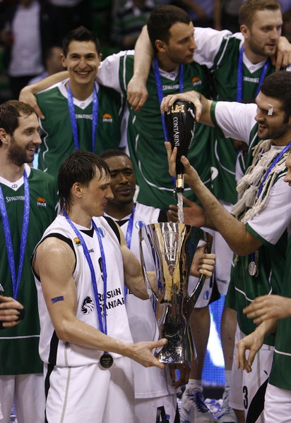 Treviso, 170411.
Kosarkaska dvorana Palaverde
Utakmica Final four Eurocup-a u kosarci za prvo mjesto izmedju KK Cajasol Sevilla i KK Unics Kazan
Na fotografiji: pobjednici Eurocupa – momcad Unics Kazana.
Foto: Vladimir Dugandzic / CROPIX Treviso, 170411.
Kosarkaska dvorana Palaverde
Utakmica Final four Eurocup-a u kosarci za prvo mjesto izmedju KK Cajasol Sevilla i KK Unics Kazan
Na fotografiji: pobjednici Eurocupa – momcad Unics Kazana.
Foto: Vladimir Dugandzic / CROPIX