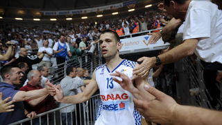 Zadar, 010610.
Dvorana Kresimir Cosic u Zadru. Druga finalna utakmica kosarkaskog prvenstva Hrvatske odigrana izmedju KK Zadar i KK Cibona.
Na slici: nakon dugo vremena navijaci su trazili da se igraci vrate da ih pozdrave!
Foto: Sime Sokota / CROPIX Zadar, 010610.
Dvorana Kresimir Cosic u Zadru. Druga finalna utakmica kosarkaskog prvenstva Hrvatske odigrana izmedju KK Zadar i KK Cibona.
Na slici: nakon dugo vremena navijaci su trazili da se igraci vrate da ih pozdrave!
Foto: Sime Sokota / CROPIX