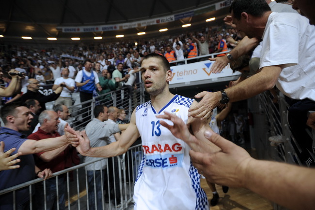 Zadar, 010610.
Dvorana Kresimir Cosic u Zadru. Druga finalna utakmica kosarkaskog prvenstva Hrvatske odigrana izmedju KK Zadar i KK Cibona.
Na slici: nakon dugo vremena navijaci su trazili da se igraci vrate da ih pozdrave!
Foto: Sime Sokota / CROPIX Zadar, 010610.
Dvorana Kresimir Cosic u Zadru. Druga finalna utakmica kosarkaskog prvenstva Hrvatske odigrana izmedju KK Zadar i KK Cibona.
Na slici: nakon dugo vremena navijaci su trazili da se igraci vrate da ih pozdrave!
Foto: Sime Sokota / CROPIX