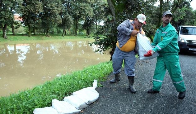 Petrinja. Radnici radi prevencije postavljaju zecje nasipe uz rijecku obalu pokraj mosta Petrinjcica. Photo: Goran Jakus/PIXSELL