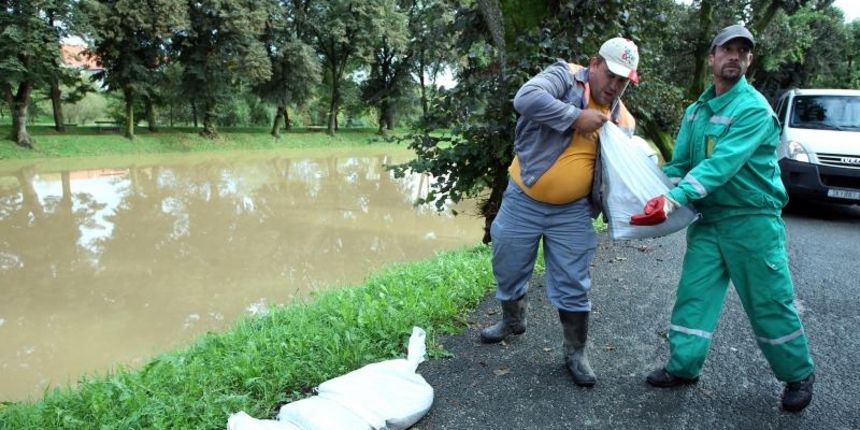 Petrinja. Radnici radi prevencije postavljaju zecje nasipe uz rijecku obalu pokraj mosta Petrinjcica. Photo: Goran Jakus/PIXSELL Petrinja. Radnici radi prevencije postavljaju zecje nasipe uz rijecku obalu pokraj mosta Petrinjcica. Photo: Goran Jakus/PIXSELL