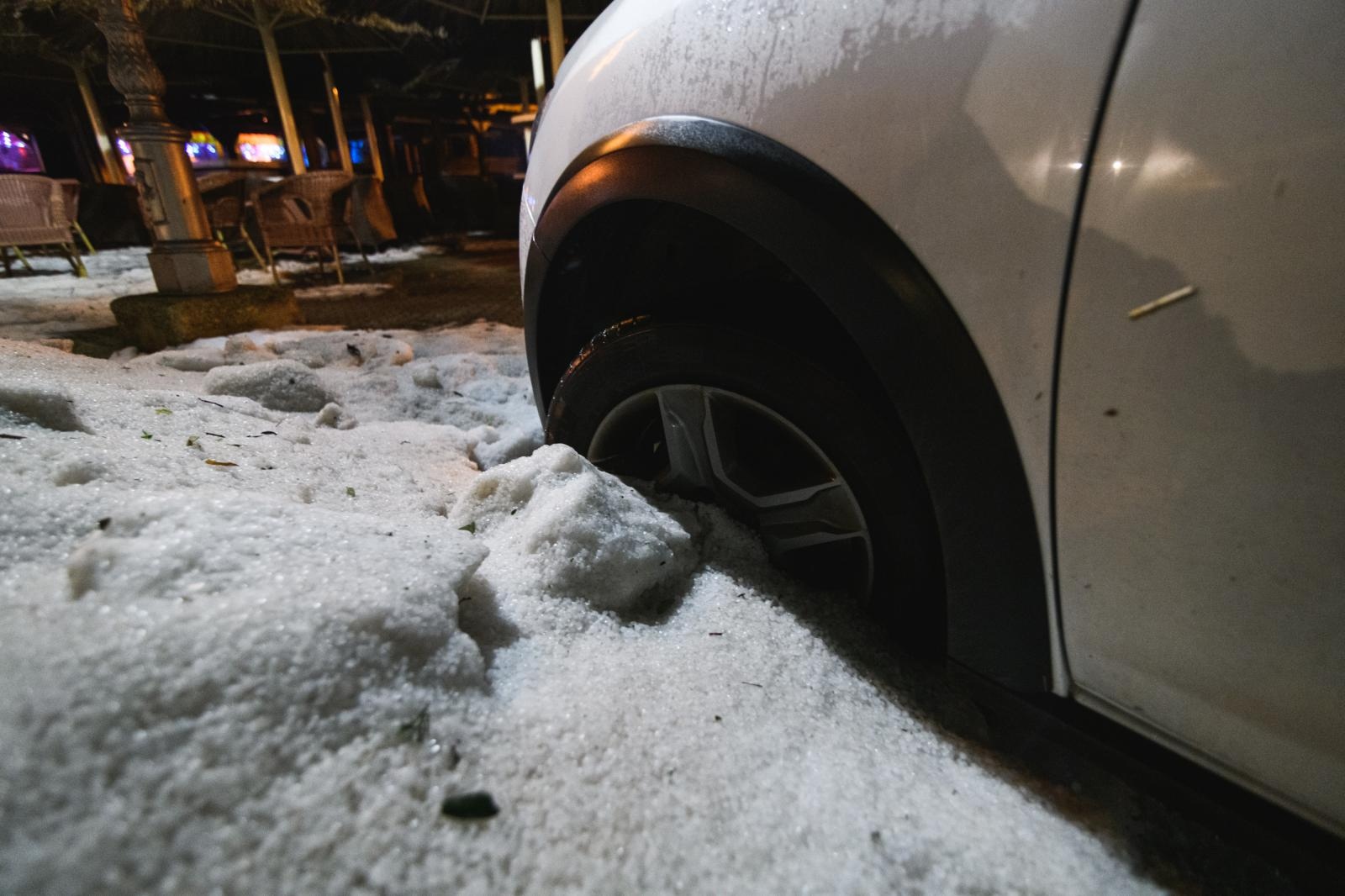 U Pakoštanima padala tuča više od 30 minuta i zabijelila cijelo mjesto U Pakoštanima padala tuča više od 30 minuta i zabijelila cijelo mjesto